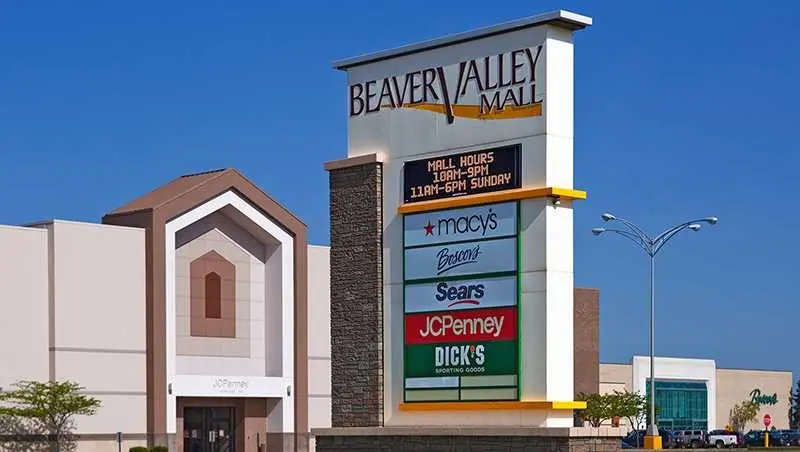 Exterior view of Beaver Valley Mall in Beaverton, Oregon - a bustling shopping center.