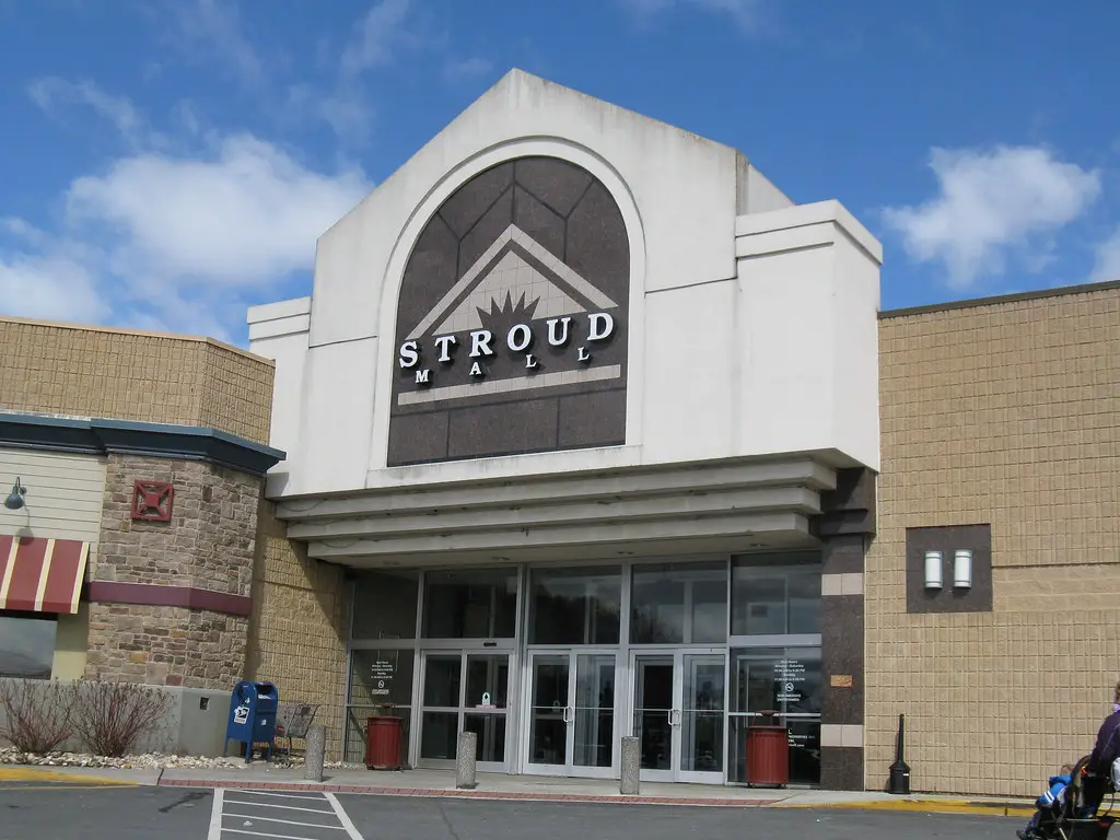 Stuart's store front at Stroud Mall.