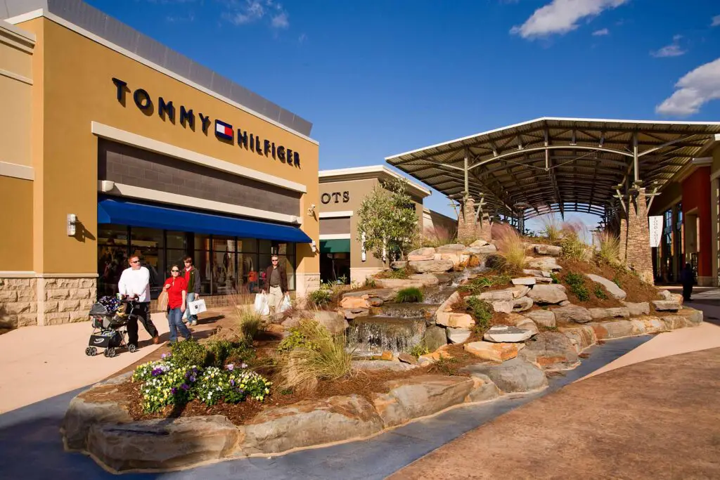 Front entrance of shopping center 'The Shops of Grand River'