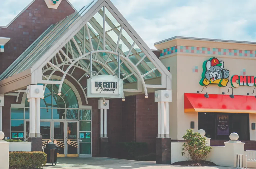 A restaurant named Chili's with a prominent sign displaying the name.