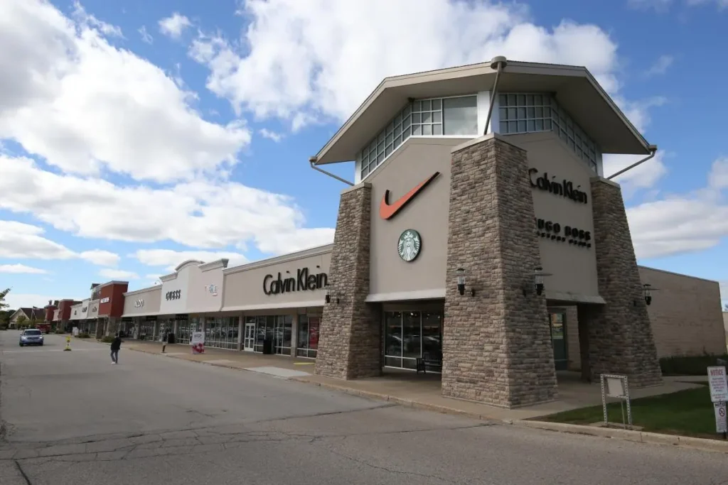 Pleasant Prairie Premium Outlets Mall with a sign that says "Carlton"