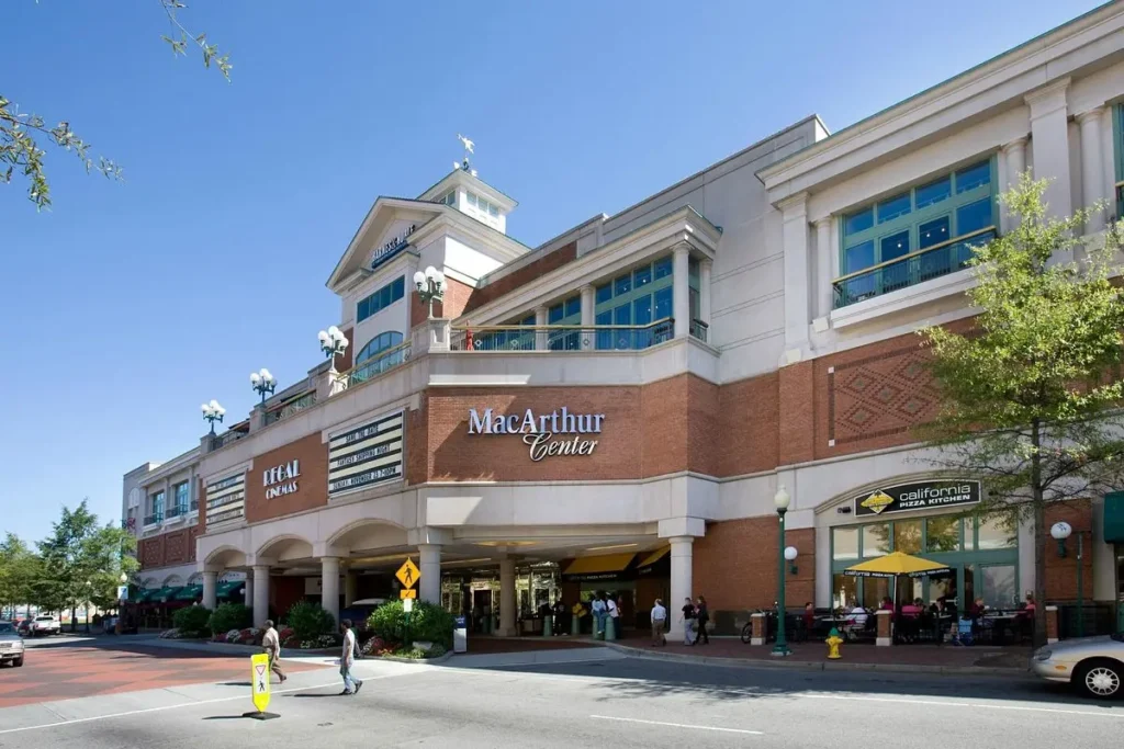 Shopping center in Richmond Hill,