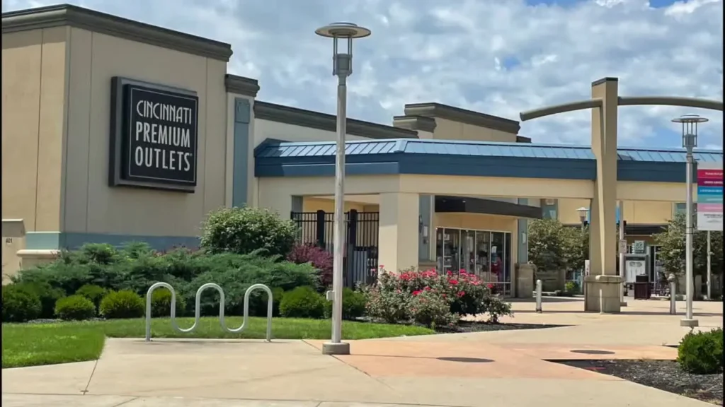 Front entrance to Crowne Plaza hotel at Cincinnati Premium Outlets Mall.