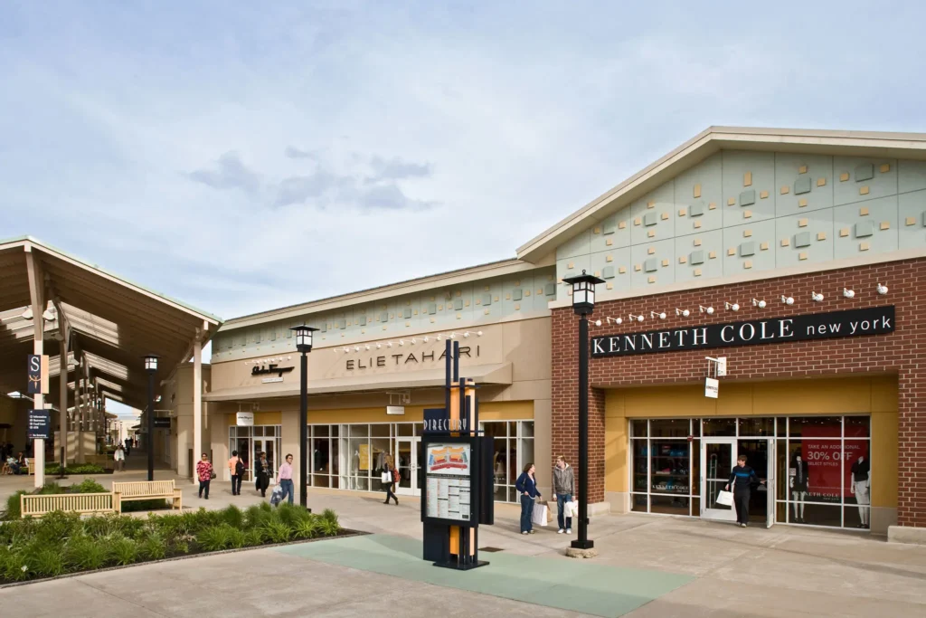 Crowded shopping center in Chicago Premium Outlets Mall.