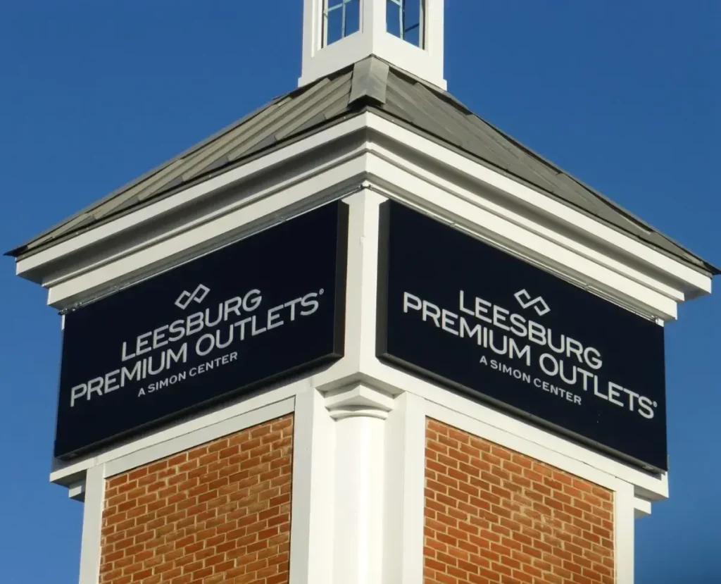 The front entrance of Leesburg Premium Outlets Mall